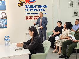 В ходе рабочего визита в Республику Бурятия начальник окружного управления Генпрокуратуры России Андрей Мондохонов провел личный приём участников специальной военной операции и членов их семей